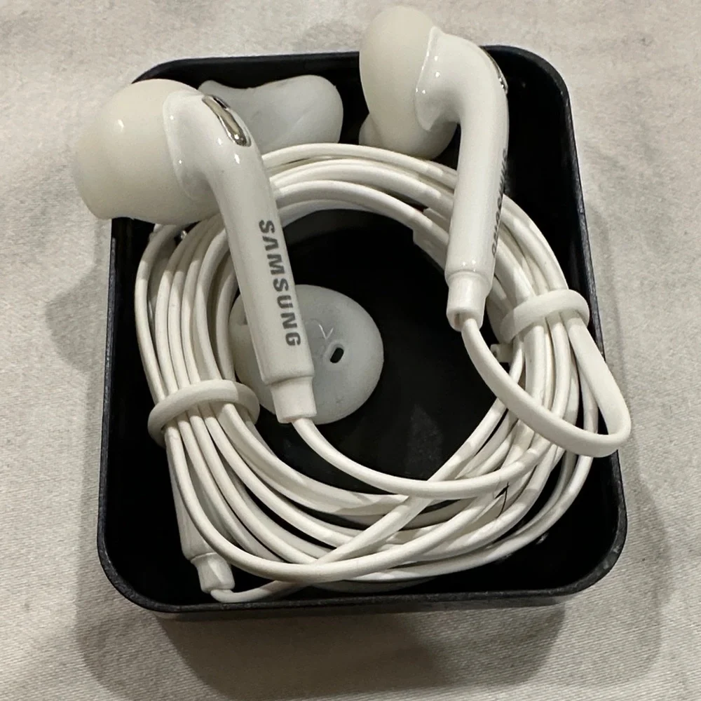 Samsung White Earbud Headphones